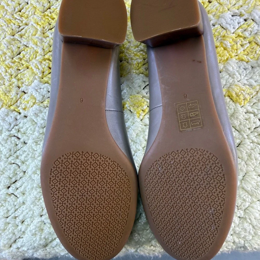 Tory Burch Chelsea Taupe Leather Block Heel Pumps Gold Logo Medallion Size 6 - Picture 7 of 16